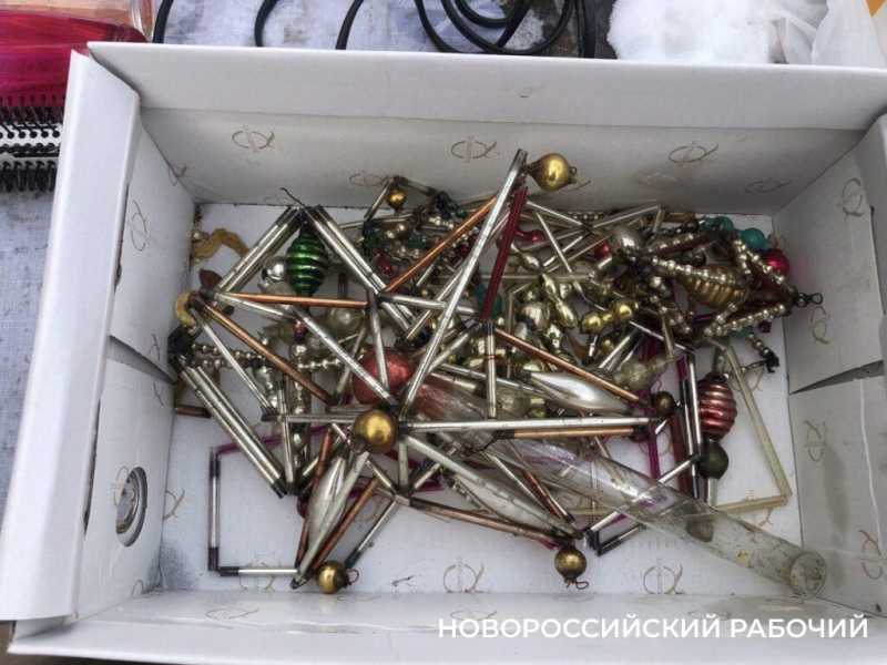 На блошином рынке Новороссийска распродают новогодние советские сокровища
