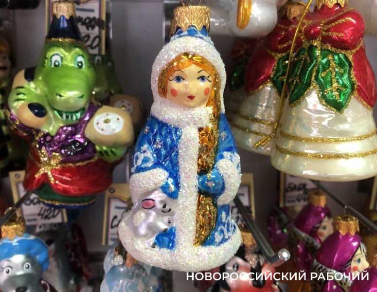 На блошином рынке Новороссийска распродают новогодние советские сокровища