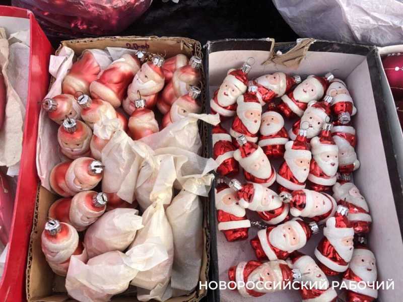 На блошином рынке Новороссийска распродают новогодние советские сокровища