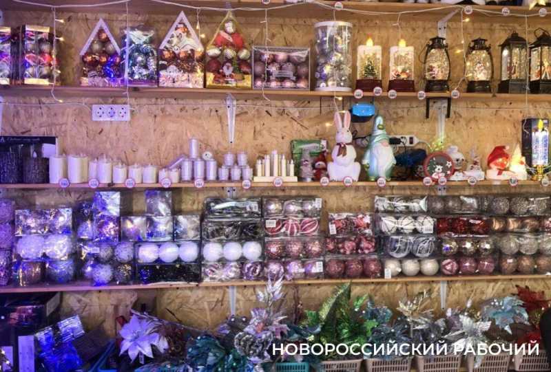 На блошином рынке Новороссийска распродают новогодние советские сокровища
