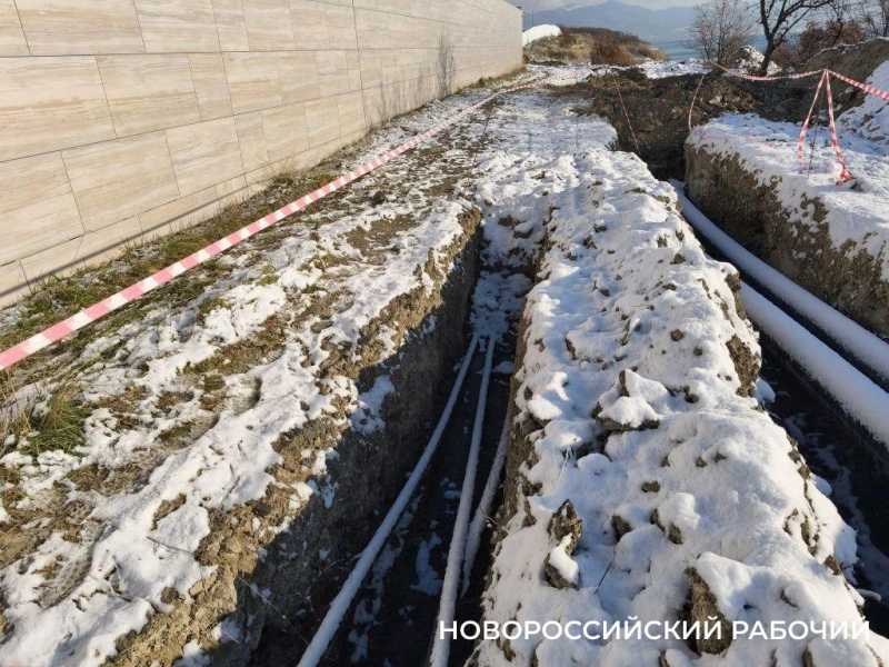 На пляже Новороссийска инкогнито прокладывают канализацию