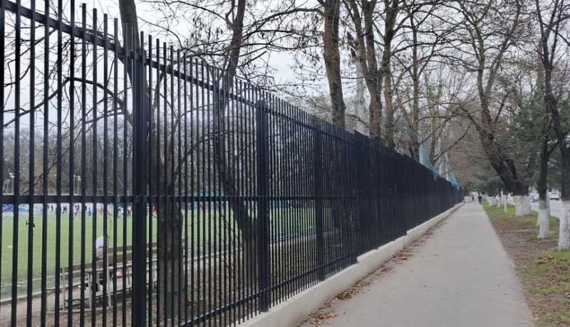 На стадионе &laquo;Строитель&raquo; завершены работы по установке ограждения