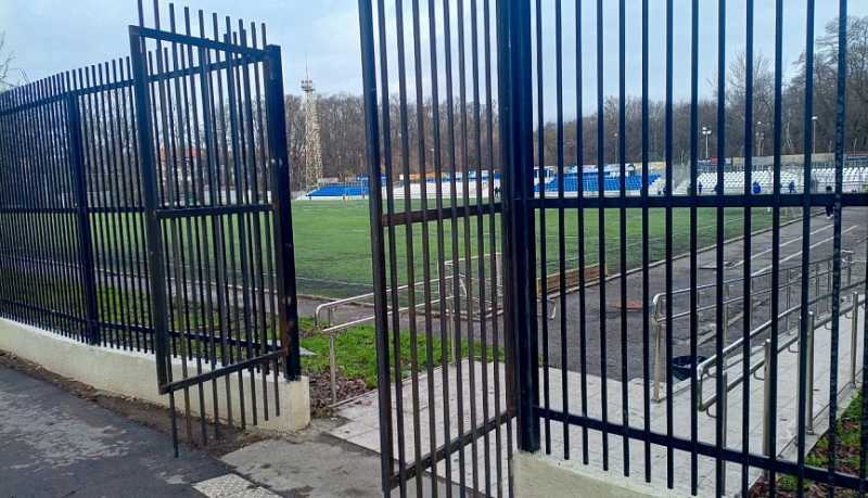 На стадионе &laquo;Строитель&raquo; завершены работы по установке ограждения