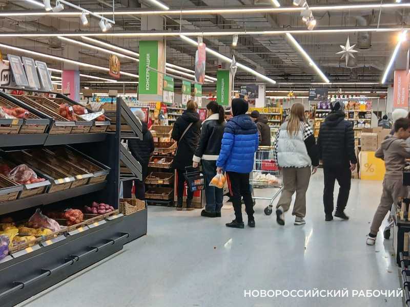 Новороссийцы встали в очереди &mdash; закупаются к новогоднему столу