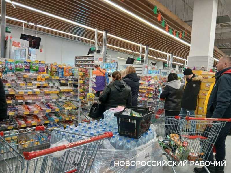 Новороссийцы встали в очереди &mdash; закупаются к новогоднему столу