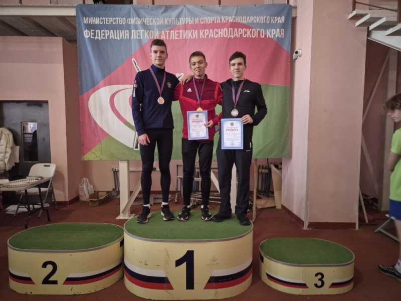 Новороссийские легкоатлеты на первенстве края завоевали медали и выполнили нормативы КМС