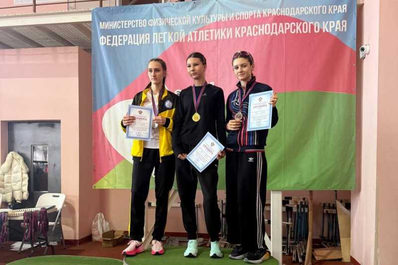 Новороссийские легкоатлеты на первенстве края завоевали медали и выполнили нормативы КМС