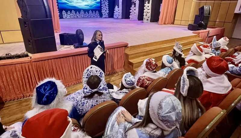 Новороссийские полицейские провели профилактическую встречу в &laquo;Школе Дедов Морозов&raquo;