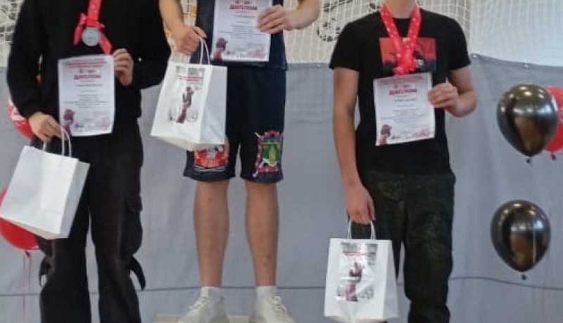 Новороссийские спортсмены блистательно выступили на новогоднем турнире по гиревому спорту