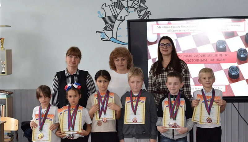 Новороссийские спортсмены показали блестящие результаты на краевых соревнованиях по стоклеточным шашкам