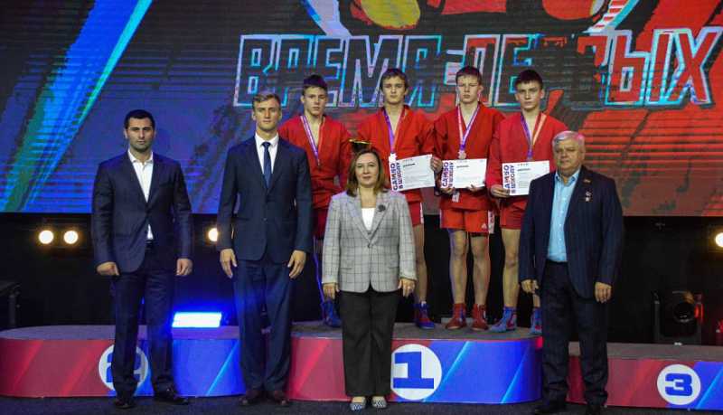 Новороссийские спортсмены показали высокий уровень подготовки на &laquo;Школьной лиге самбо&raquo; &laquo;Время первых&raquo;
