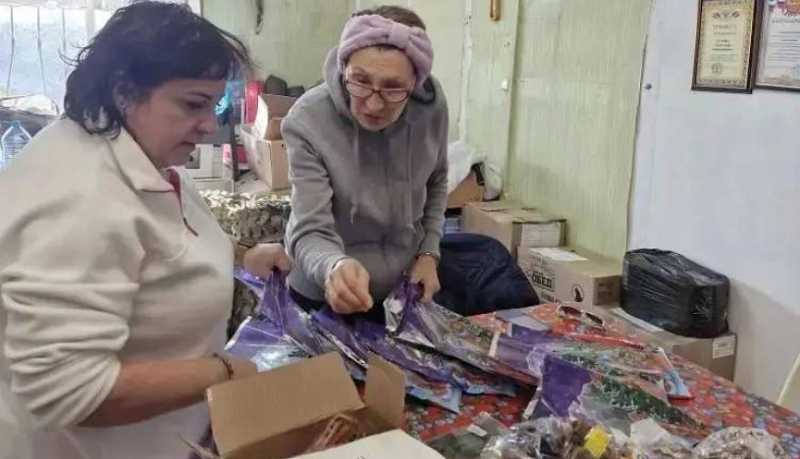 Новороссийские волонтеры готовят новогодние подарки для участников СВО