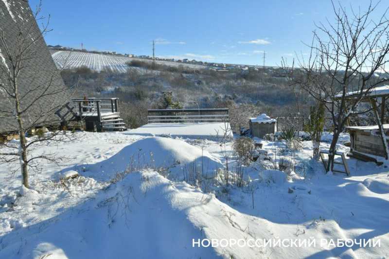 Одни новороссийцы радуются снегу, а другие &ndash; категорически против