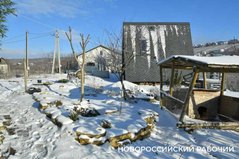 Одни новороссийцы радуются снегу, а другие &ndash; категорически против