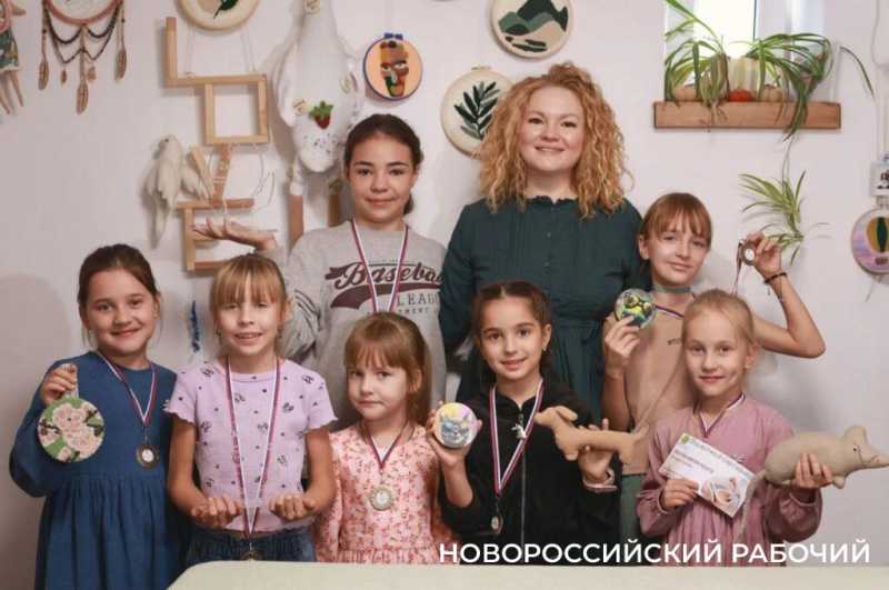 Первый канал показал сюжет о маме-предпринимательнице из Новороссийска, а она научила детей зарабатывать