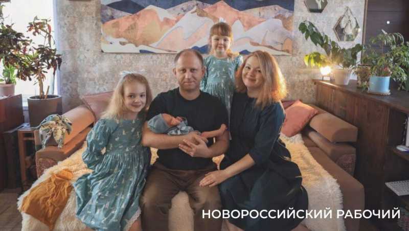 Первый канал показал сюжет о маме-предпринимательнице из Новороссийска, а она научила детей зарабатывать