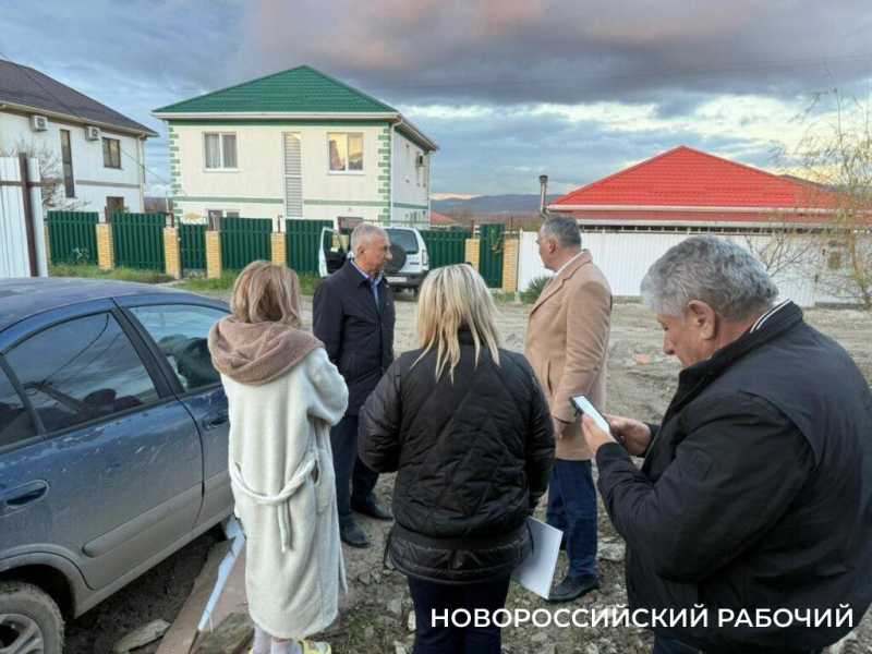 &laquo;Понаехи&raquo; подождут. В Новороссийске ливневки сделают тем, кто ждет их по 60 лет