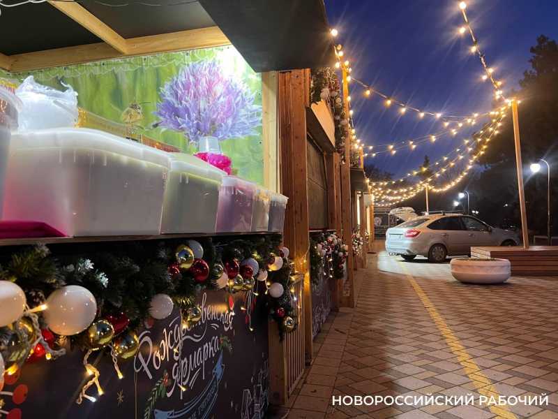 Продавцам Рождественской ярмарки в Новороссийске не хватает тепла и связи