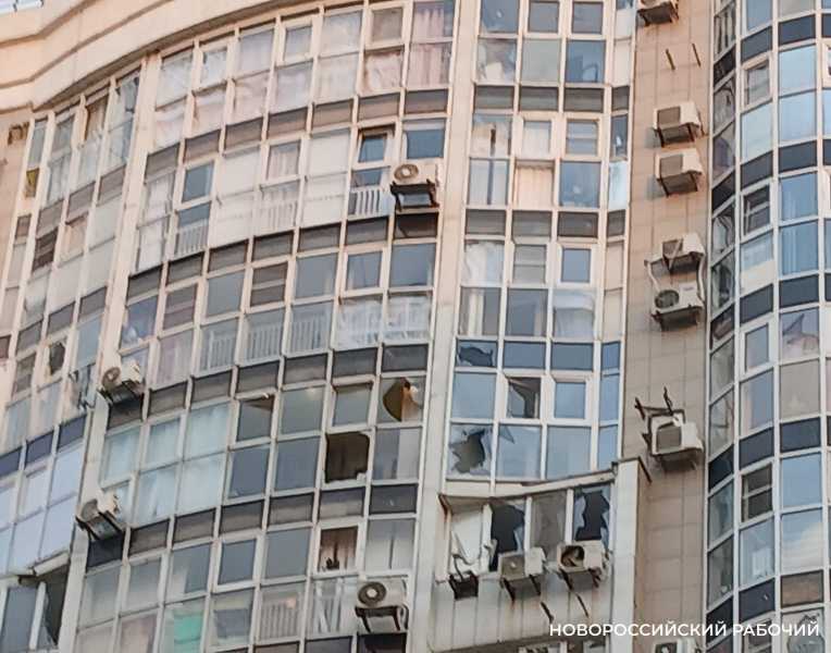 Разбитые витражи после атаки БПЛА в Новороссийске восстановит застройщик и УК