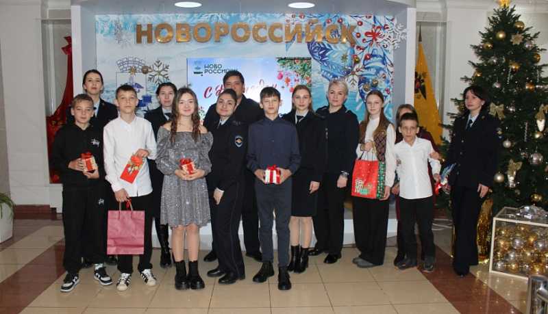 Следователи Новороссийска приняли участие в благотворительной акции &laquo;Ёлка желаний&raquo;, чтобы исполнить новогодние мечты детей