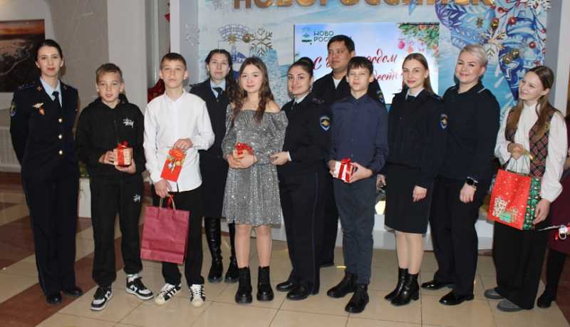 Следователи Новороссийска приняли участие в благотворительной акции &laquo;Ёлка желаний&raquo;, чтобы исполнить новогодние мечты детей