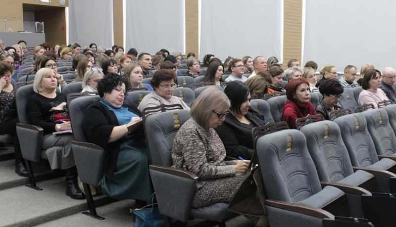 Сотрудники новороссийской полиции в преддверии новогодних праздников провели инструктаж по кибербезопасности для представителей сферы образования, культуры и родительского сообщества