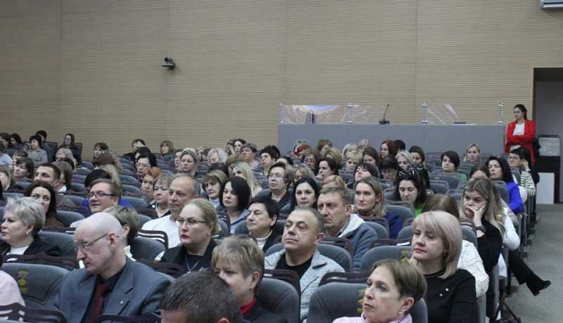 Сотрудники новороссийской полиции в преддверии новогодних праздников провели инструктаж по кибербезопасности для представителей сферы образования, культуры и родительского сообщества