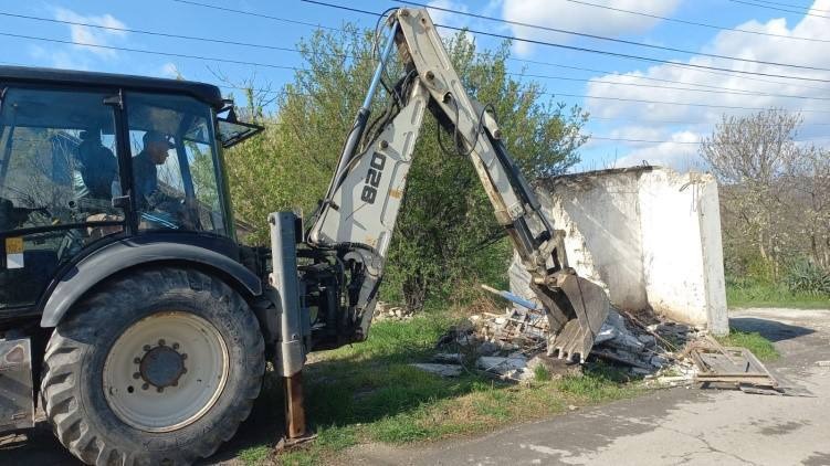 Трехэтажки, пристройка, ЛЭП. В Новороссийске снесут самострои