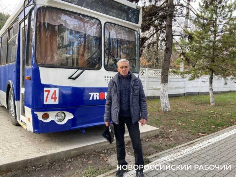 Троллейбус не въехал в забор! Новороссийцы обсуждают новый памятник