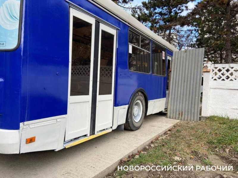 Троллейбус не въехал в забор! Новороссийцы обсуждают новый памятник