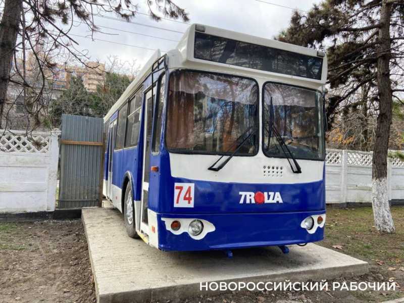 Троллейбус не въехал в забор! Новороссийцы обсуждают новый памятник