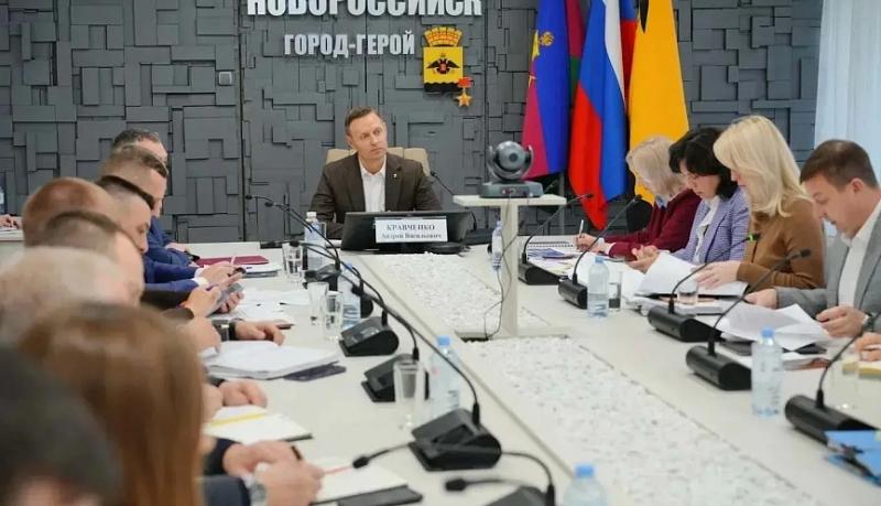 Украшение города к Новому году, развитие предпринимательства и ремонт дворовых территорий обсудили на планерном совещании в администрации Новороссийска