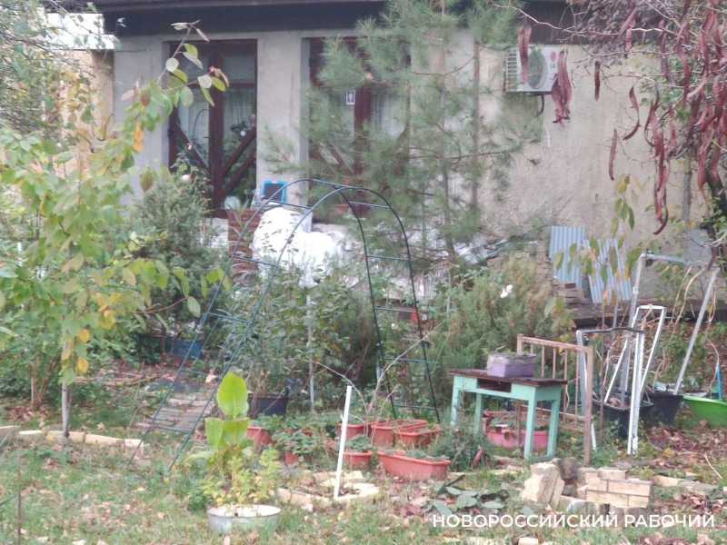 В 3-микрорайоне Новороссийска местный житель устроил свалку возле МКД