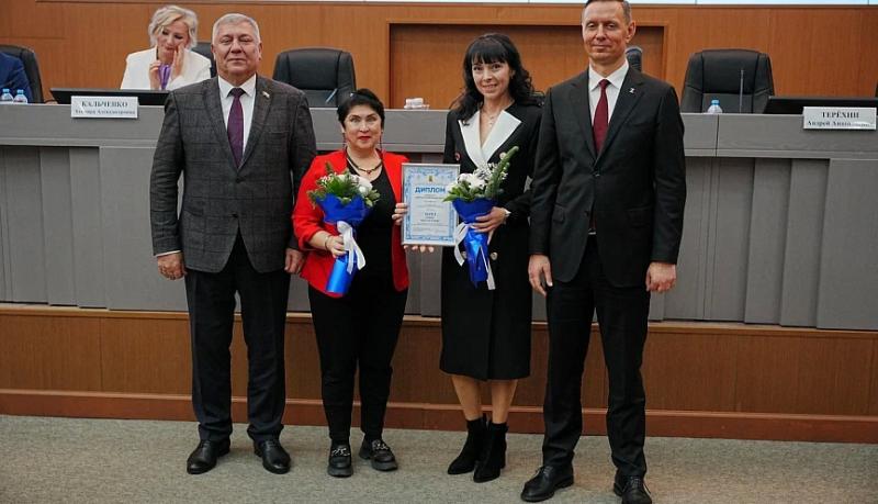В администрации Новороссийска вручили награды жителям города за победы во всероссийских, региональных и муниципальных конкурсах