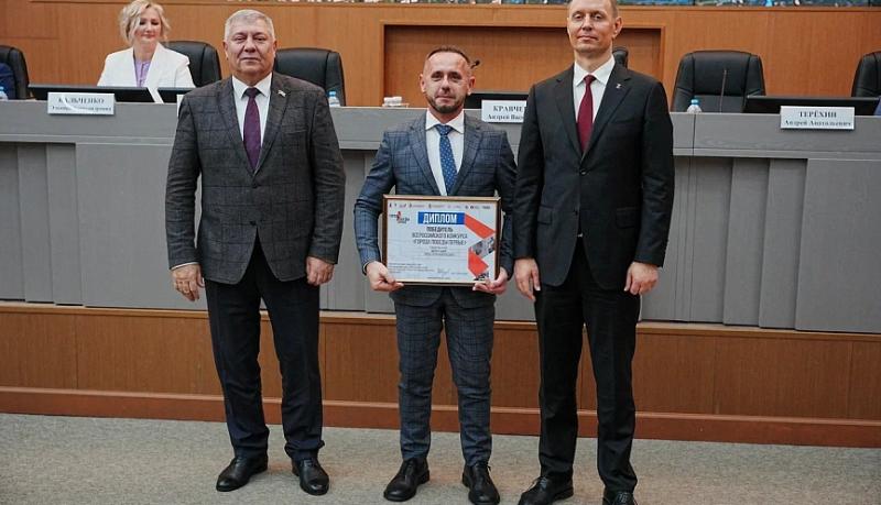 В администрации Новороссийска вручили награды жителям города за победы во всероссийских, региональных и муниципальных конкурсах