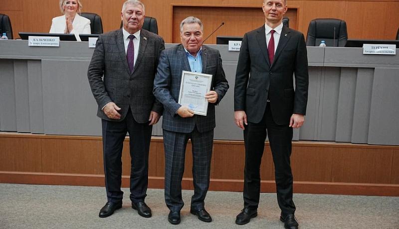 В администрации Новороссийска вручили награды жителям города за победы во всероссийских, региональных и муниципальных конкурсах