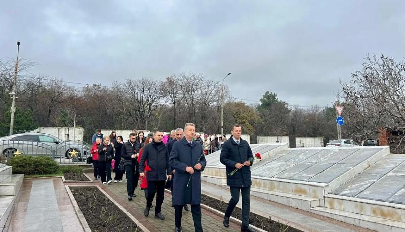 В честь Дня Героев Отечества в Новороссийске прошли памятные мероприятия и возложения цветов к памятникам военной истории