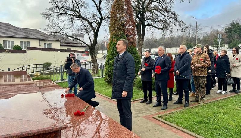 В честь Дня Героев Отечества в Новороссийске прошли памятные мероприятия и возложения цветов к памятникам военной истории