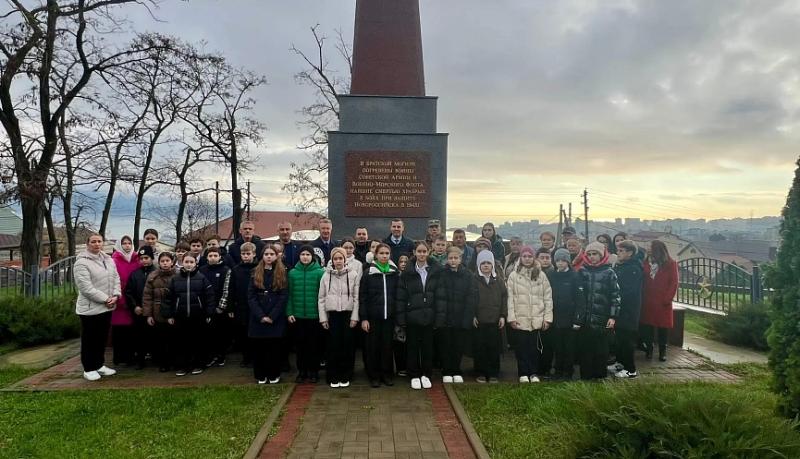 В честь Дня Героев Отечества в Новороссийске прошли памятные мероприятия и возложения цветов к памятникам военной истории