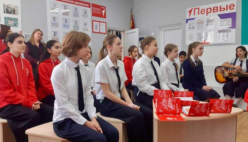 В День Конституции РФ юным новороссийцам торжественно вручили их первые паспорта