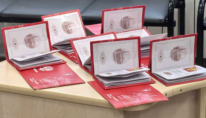 В День Конституции РФ юным новороссийцам торжественно вручили их первые паспорта