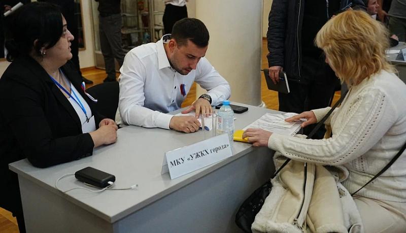 В День Конституции РФ на традиционный расширенный прием граждан обратились 75 новороссийцев