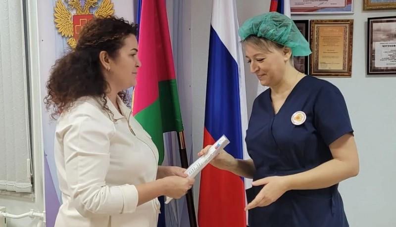 В День волонтера сотрудникам Новороссийского клинического центра ФМБА России вручили благодарности за помощь участникам СВО и их семьям