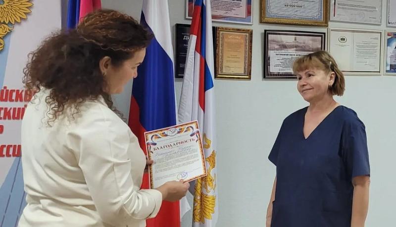 В День волонтера сотрудникам Новороссийского клинического центра ФМБА России вручили благодарности за помощь участникам СВО и их семьям