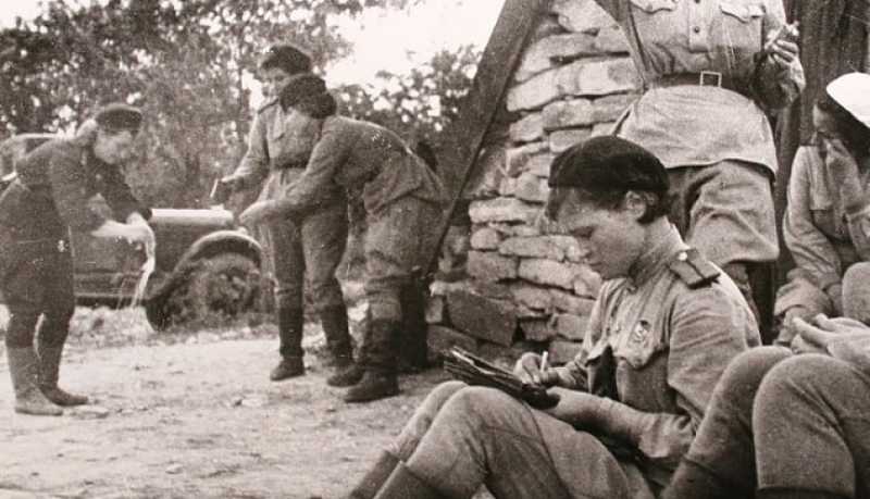 В городе-герое Новороссийске состоялся премьерный показ документального моноспектакля Тамары Юриной &laquo;Евгений Халдей. Их называли &laquo;Ночные ведьмы&raquo;   