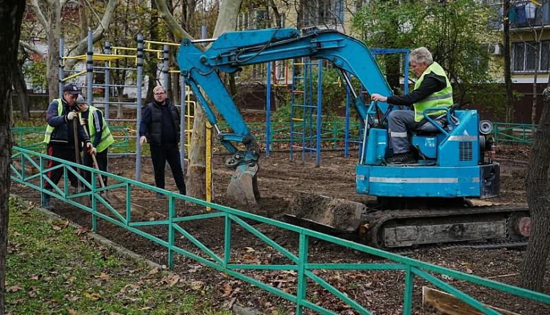 В ходе объезда Приморского района Андрей Кравченко встретился с жителями и проверил готовность Центра благоустройства к зимнему сезону