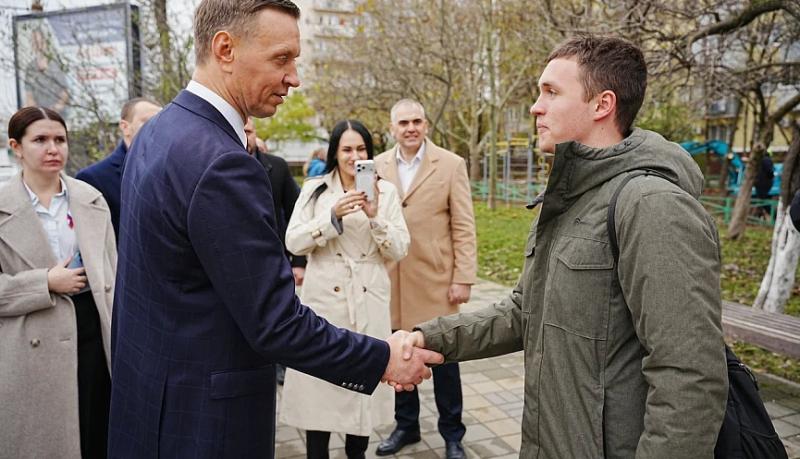 В ходе объезда Приморского района Андрей Кравченко встретился с жителями и проверил готовность Центра благоустройства к зимнему сезону