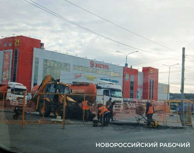 В Новороссийске асфальтируют траншею на улице Мира