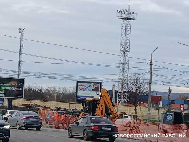 В Новороссийске асфальтируют траншею на улице Мира