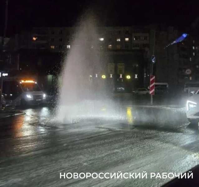 В Новороссийске ликвидировали &laquo;фонтан&raquo; на проезжей части и боролись с гололедом